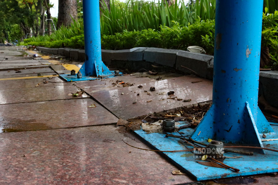 Tại trạm xe đạp công cộng ở Công viên Lê - Nin (Ba Đình), sau khi nhà đầu tư cho chôn cột bản chỉ dẫn xuất hiện có hiện tượng lún vỉa hè.