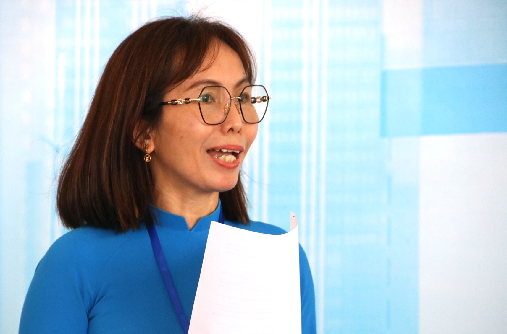 Bà Lê Thị Hồng Nhung -  Chủ tịch Công đoàn Các khu công nghiệp Bình Dương trao đổi