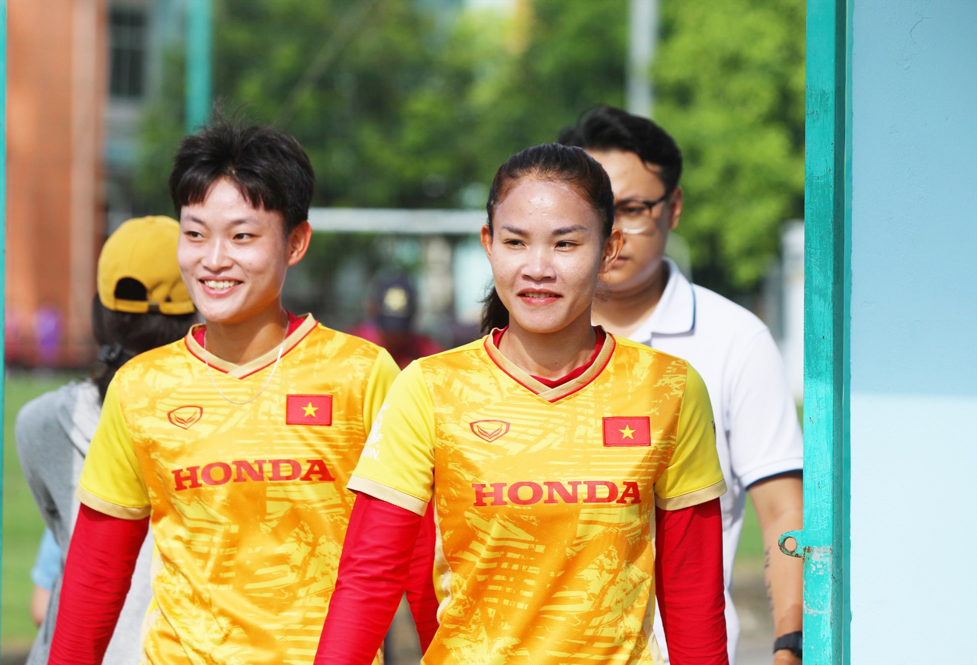 Kết thúc phần tập gym, đội tuyển Việt Nam di chuyển ra sân cỏ để tiếp tục thực hiện các bài tập thể lực khác. Theo đó, trung vệ Chương Thị Kiều đã bình phục chấn thương khoảng 80% và đang nỗ lực trở lại trước khi World Cup nữ 2023 khởi tranh. 