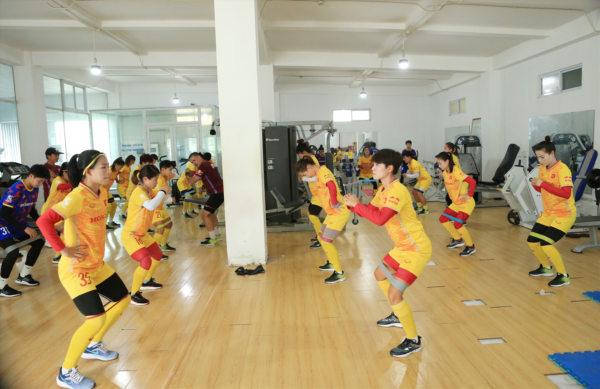 Ngày 29.6, tuyển Việt Nam có buổi tập đầu tiên tại sân Trung tâm đào tạo bóng đá trẻ Việt Nam sau khi trở về từ chuyến tập huấn tại Đức. Theo giáo án tập luyện, toàn đội trải qua buổi tập thể lực với cường độ cao. 