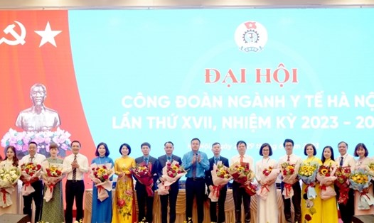 Lãnh đạo Liên đoàn Lao động Thành phố Hà Nội chúc mừng Ban Chấp hành Công đoàn ngành Y tế Hà Nội nhiệm kỳ 2023 - 2028. Ảnh: Mai Quý