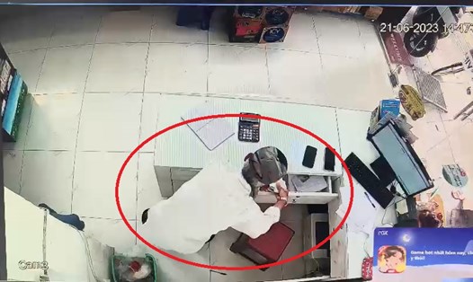 Camera ghi lại kẻ gian kéo hộc tủ lấy trộm tiền tại cửa hàng sữa. Ảnh: Người dân cung cấp
