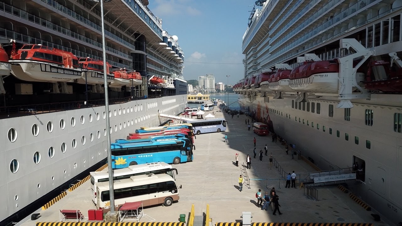 Cảng tàu khách quốc tế Hạ Long cùng một lúc đón 2 tàu khách quốc tế lớn. Ảnh: Nguyễn Hùng