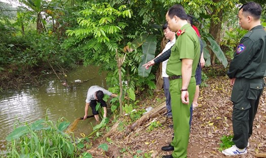 Cơ quan Công an bắt quả tang Công ty trách nhiệm hữu hạn dệt may Vũ Băng xả nước thải không qua xử lý ra sông Châu Giang. Ảnh: CAHN
