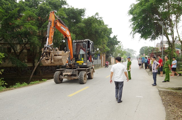 Lực lượng chức năng thu giữ đường ống xả chất thải không qua xử lý ra sông Châu Giang của Công ty trách nhiệm hữu hạn dệt may Vũ Băng. Ảnh: CAHN