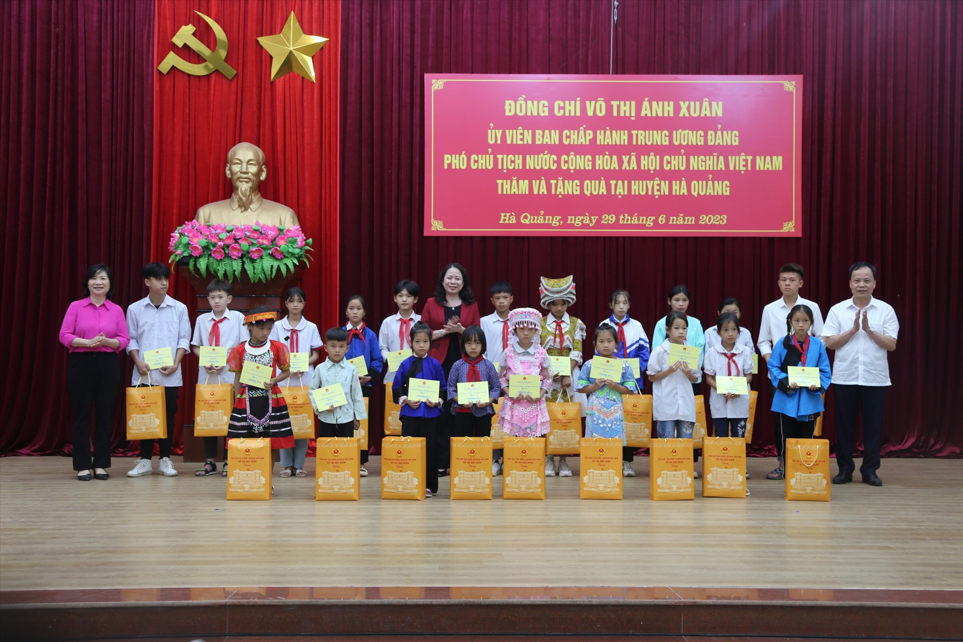 Phó Chủ tịch nước Võ Thị Ánh Xuân tặng quà các em học sinh. Ảnh: Công Luận.