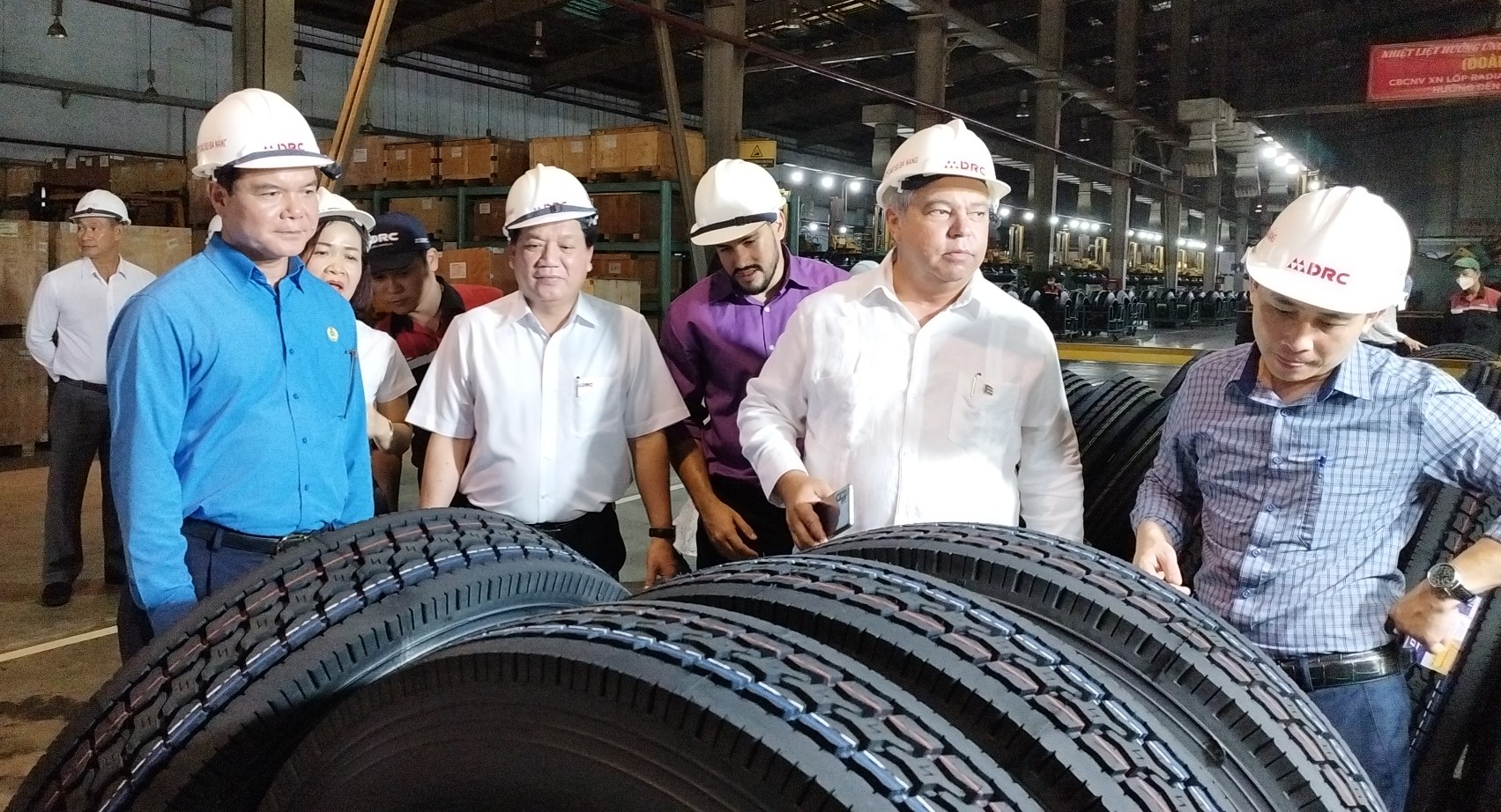 Ông Ulises Guilarte de Nacimienoto (thứ 2 từ phải) và ông Nguyễn Đình Khang (bìa trái) thăm cơ sở sản xuất xăm lốp của DRC Đà Nẵng. Ảnh: Tường Minh