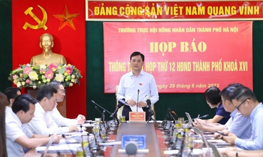 Phó Chủ tịch HĐND Thành phố Hà Nội Phạm Quí Tiên chủ trì cuộc họp báo. Ảnh: Vĩnh Hoàng