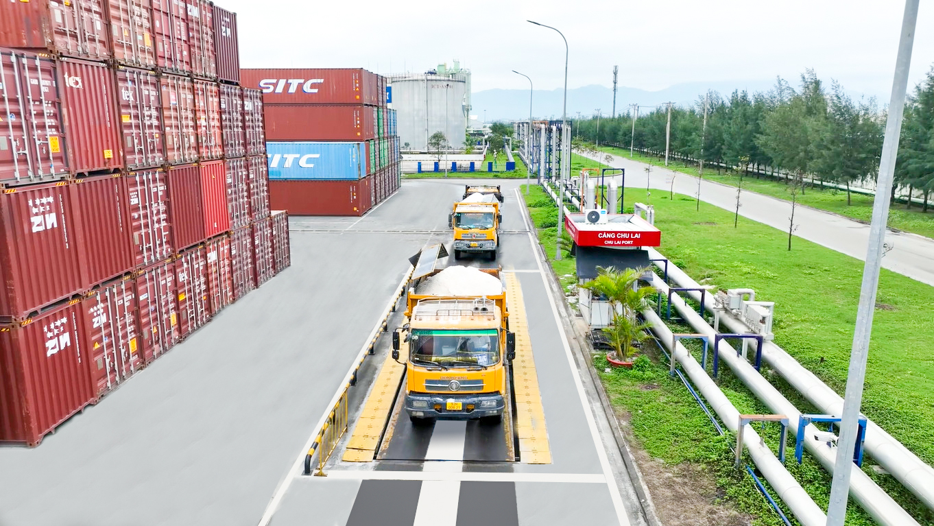 Hàng hóa được đội xe của cảng Chu Lai vận chuyển về kho, xưởng của khách hàng. Ảnh: THILOGI