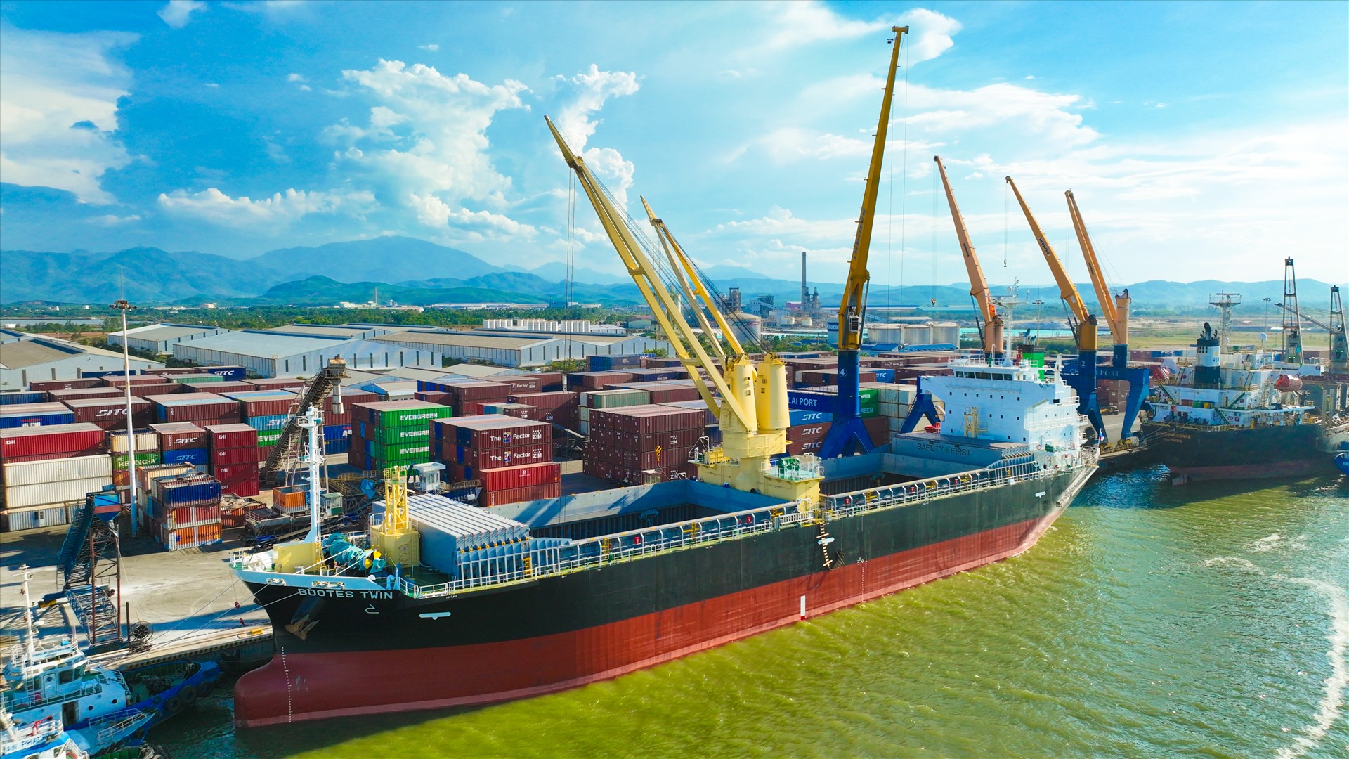 05. Tàu BOOTES TWIN (Panama) cập cảng Chu Lai để vận chuyển 3.500 tấn hàng viên nén sinh học xuất khẩu sang Nhật Bản cho Công ty TNHH Năng lượng xanh IDEMITSU Việt Nam. Ảnh: THILOGI