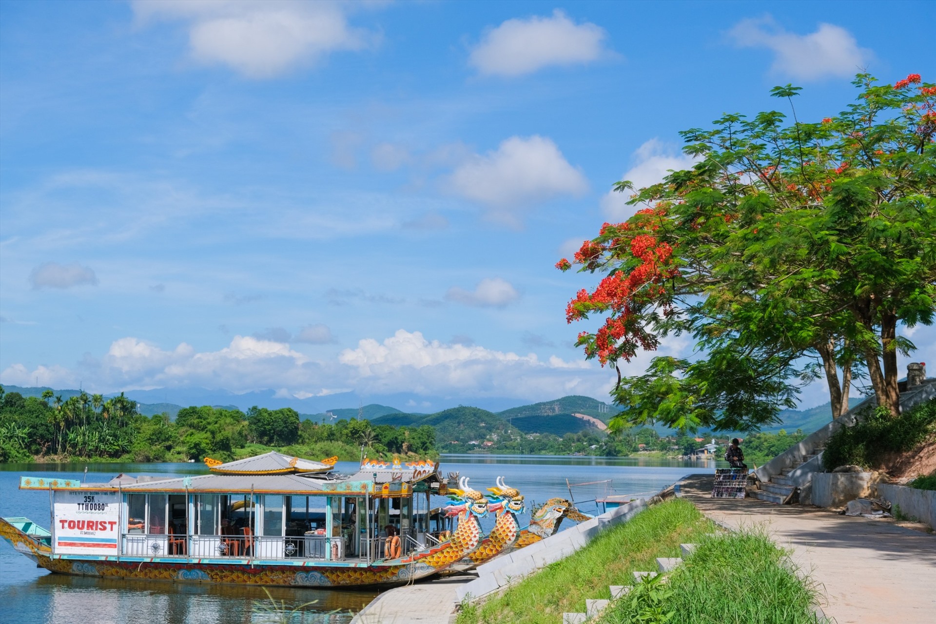 Vừa qua, UBND tỉnh Thừa Thiên Huế đã thống nhất sẽ thiết kế một mẫu thuyền mới, giao Sở Du lịch phối hợp với Sở GTVT nghiên cứu, thực hiện các quy trình. Mẫu thuyền này phải đáp ứng các tiêu chí về mẫu mã và kỹ thuật, phù hợp với việc khai thác dịch vụ du lịch vốn có trên sông Hương.