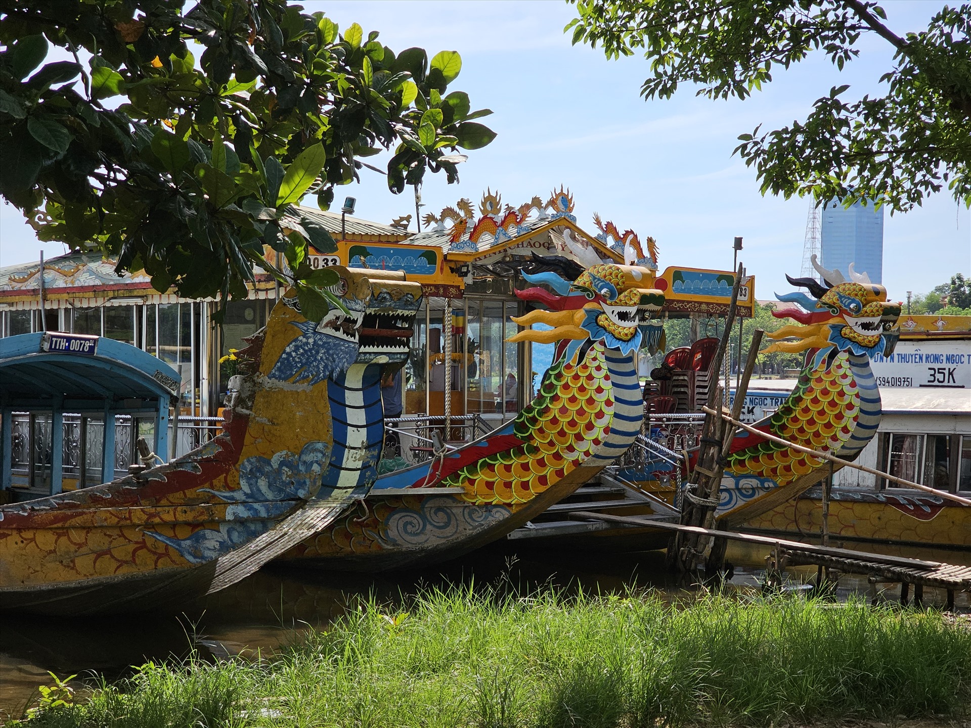 Bởi thuyền rồng là loại hình dịch vụ du lịch xuất hiện trên sông Hương từ hơn 30 năm trước. Những chiếc thuyền này xưa vốn được dùng làm thuyền khai thác, đánh bắt sông nước của người dân vạn đò. 