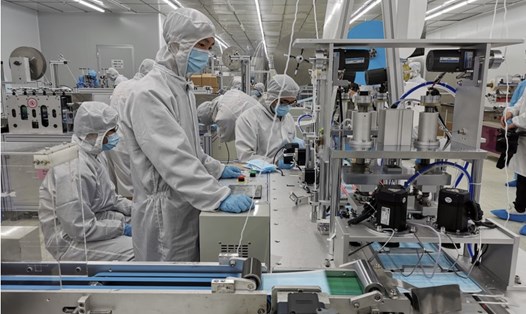 Nhà máy Foxconn đang cần thêm rất nhiều công nhân để có thể hoàn thành đơn hàng iPhone cho Apple. Ảnh: Xinhua