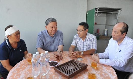 Bộ trưởng Bộ Công an Tô Lâm (thứ hai từ trái sang) thăm hỏi, động viên gia đình các nạn nhân trong vụ nổ súng tấn công 2 trụ sở UBND xã ở Đắk Lắk. Ảnh: Thanh Hải.