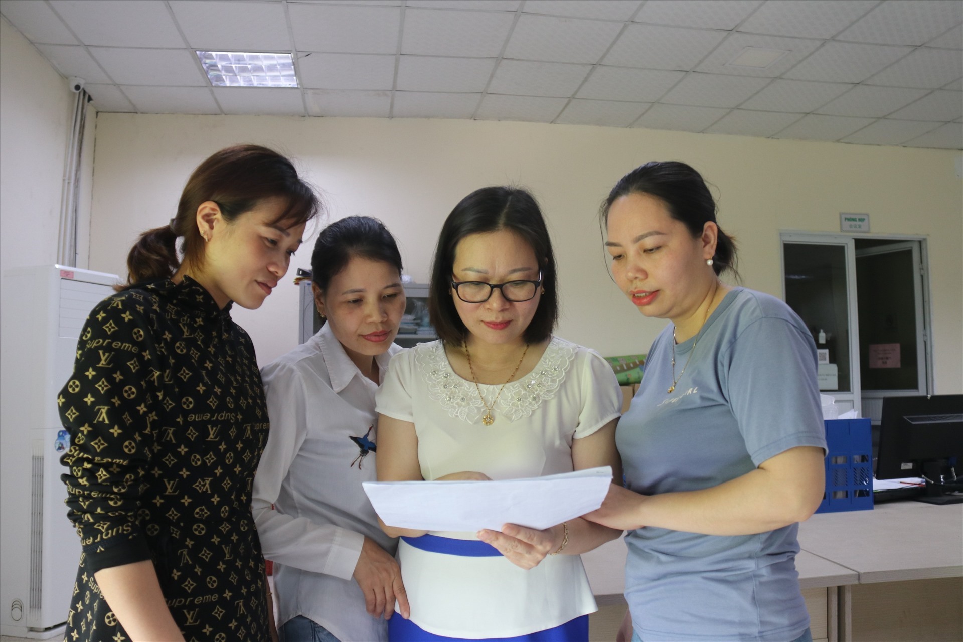 Chị Bùi Thị Hảo - Chủ tịch Công đoàn Công ty TNHH May xuất khẩu Hải Dương (thứ ba từ trái sang). Ảnh: Hà Vi