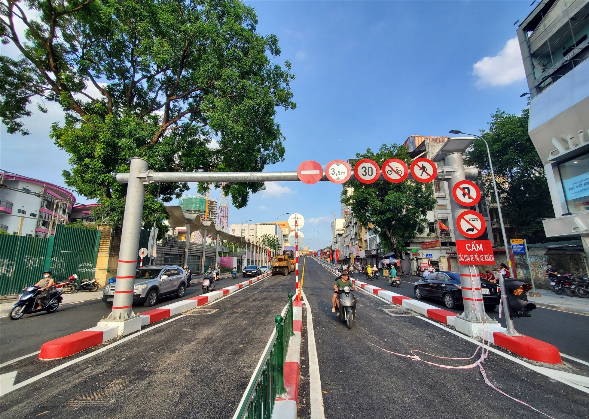 Cầu vượt chữ C trước giờ thông xe. Ảnh: Tô Thế