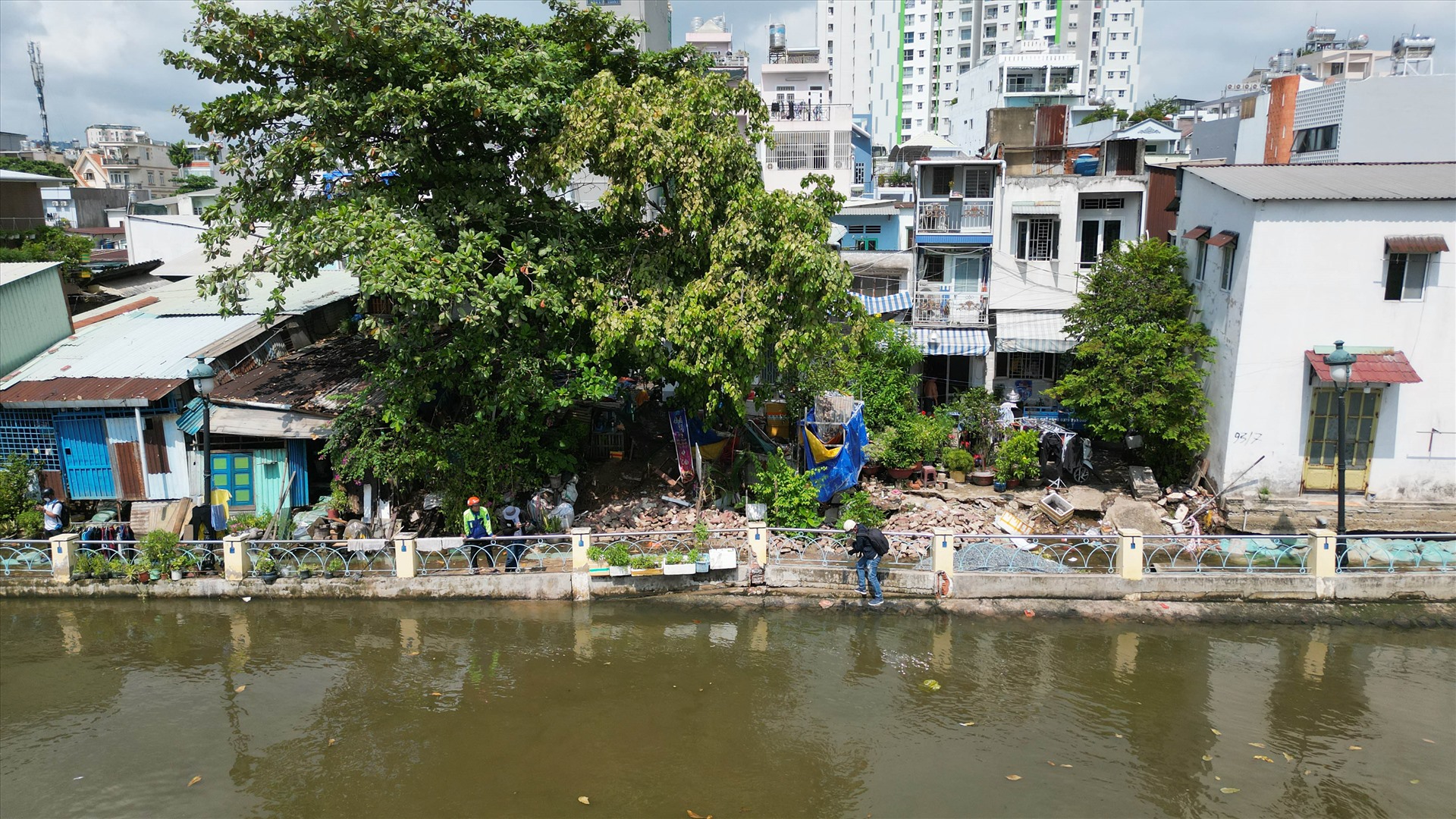 Hơn một tuần trước, 120 m bờ phải kênh Thanh Đa, cách cầu Kinh khoảng 50 m bị sạt lở, làm ảnh hưởng 13 hộ dân sống tại đây. 