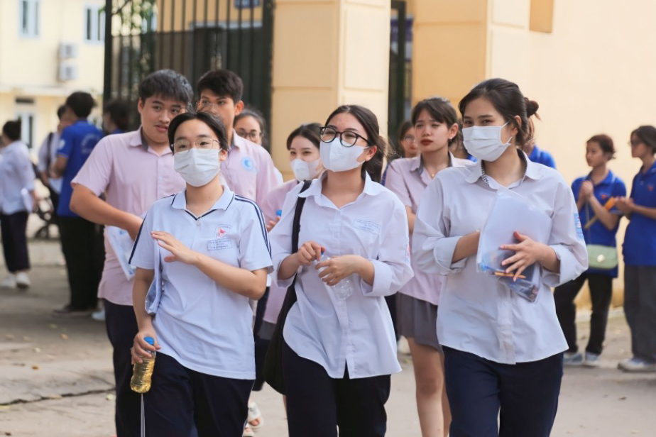 Thí sinh trổ tài dự đoán độ tăng giảm điểm chuẩn đại học năm 2023