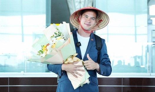 Filip Nguyễn xuất hiện với hình ảnh đội nón lá. Ảnh: CAHN FC