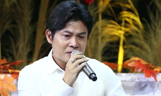 Nguyễn Văn Chung xúc động kể về lí do sáng tác ca khúc “Nhật ký của mẹ”. Ảnh: Bee