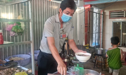 Anh Trương Minh Trọng (30 tuổi), mở quán phục vụ ăn sáng trước khi vào ca. Ảnh: Hoàng Lộc