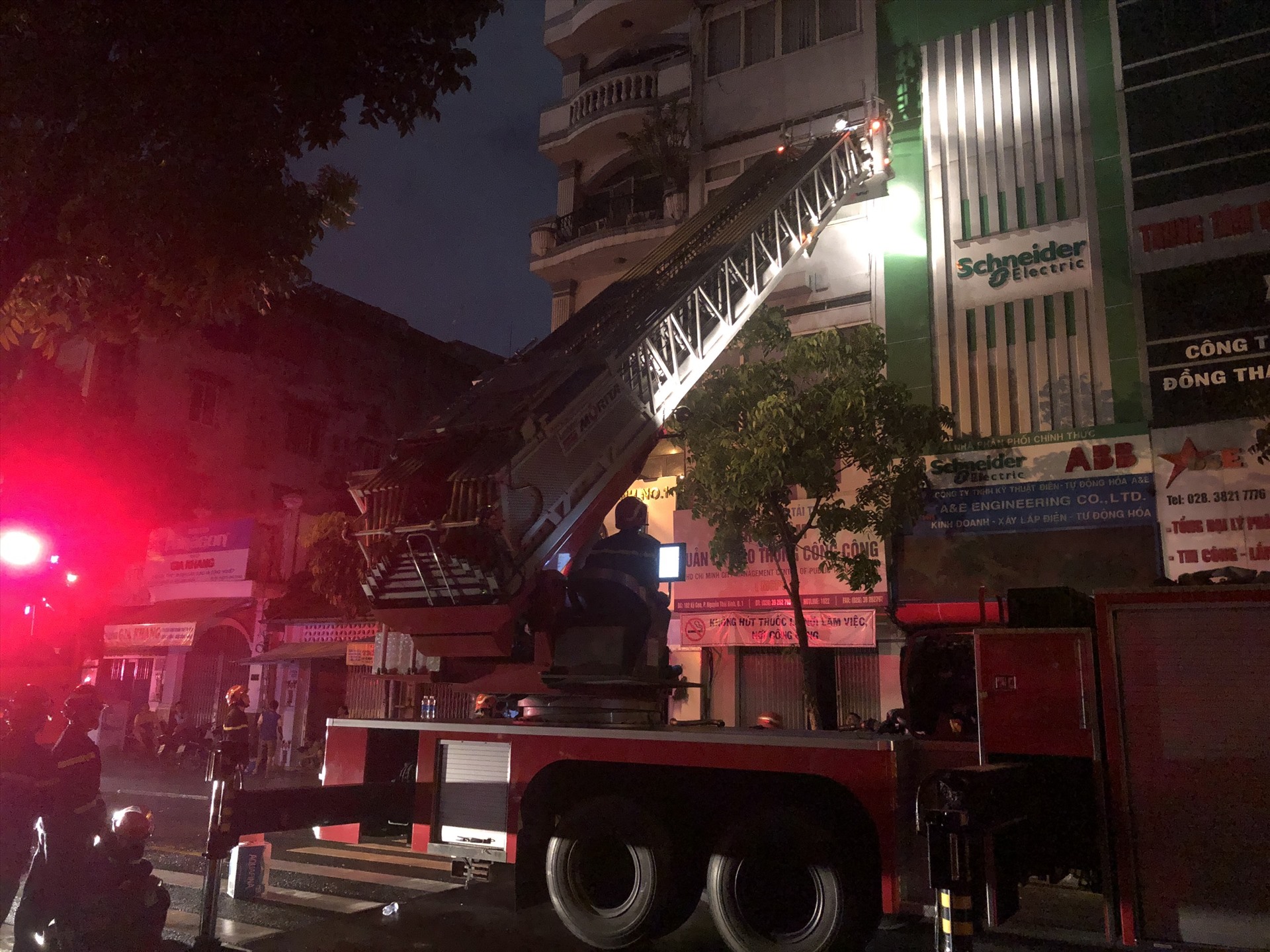 Cảnh sát dùng xe thang để chữa cháy, cũng như tim kiếm nạn nhân. Ảnh: Hữu Chánh