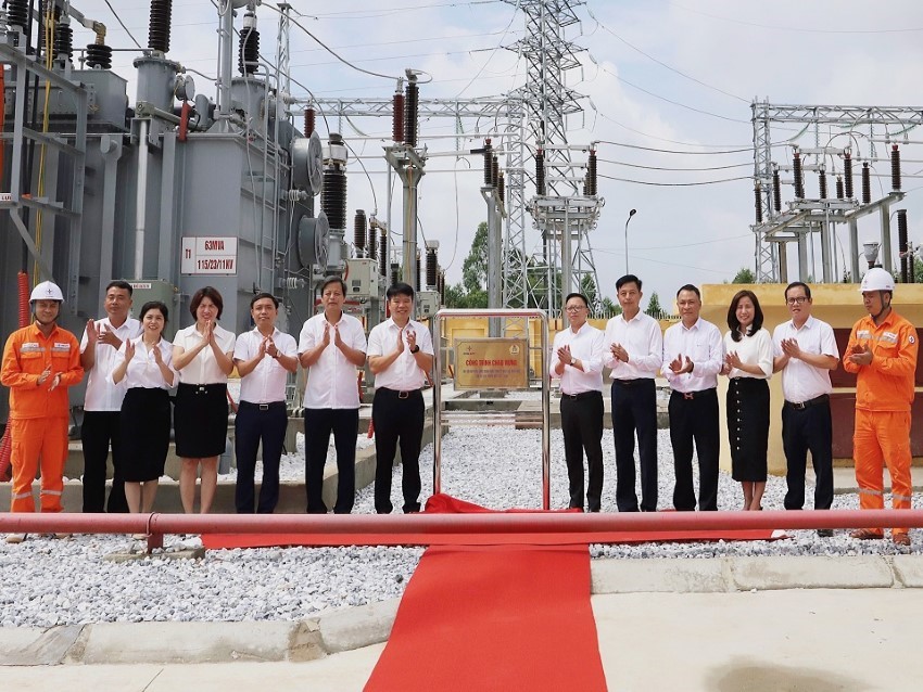 Quang cảnh lễ gắn biển công trình chào mừng Đại hội Công đoàn EVNNPC lần thứ XIII. Ảnh: Công đoàn EVNNPC