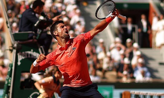 Novak Djokovic với hành động ít thấy ở trận đấu với Davidovich Fokina tại vòng 3 Roland Garros 2023. Ảnh: ATP Tour