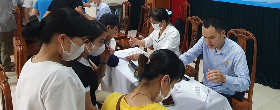 Khám sức khoẻ và tư vấn miễn phí cho người lao động tại Chương trình Cảm ơn người lao động do Liên đoàn Lao động huyện Phúc Thọ tổ chức. Ảnh: Hải Yến
