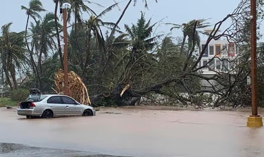 Sau bão Mawar, nước sông Hagatna tràn bờ và lấn vào bãi đậu xe ở Hagatna, Guam, ngày 25.5.2023. Ảnh chụp màn hình