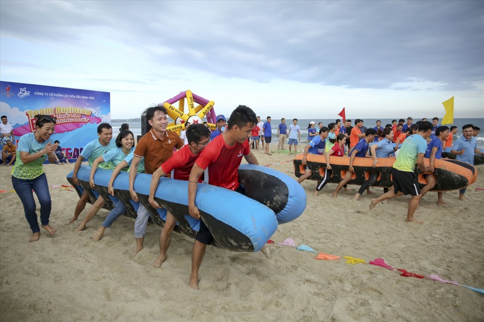 Người lao động tham gia teambuilding tại Ngày hội văn hóa BSR do Công đoàn tổ chức nhân 26 năm Ngày truyền thống Công ty và hưởng ứng Tháng Công nhân năm 2023. Ảnh: Đức Chính