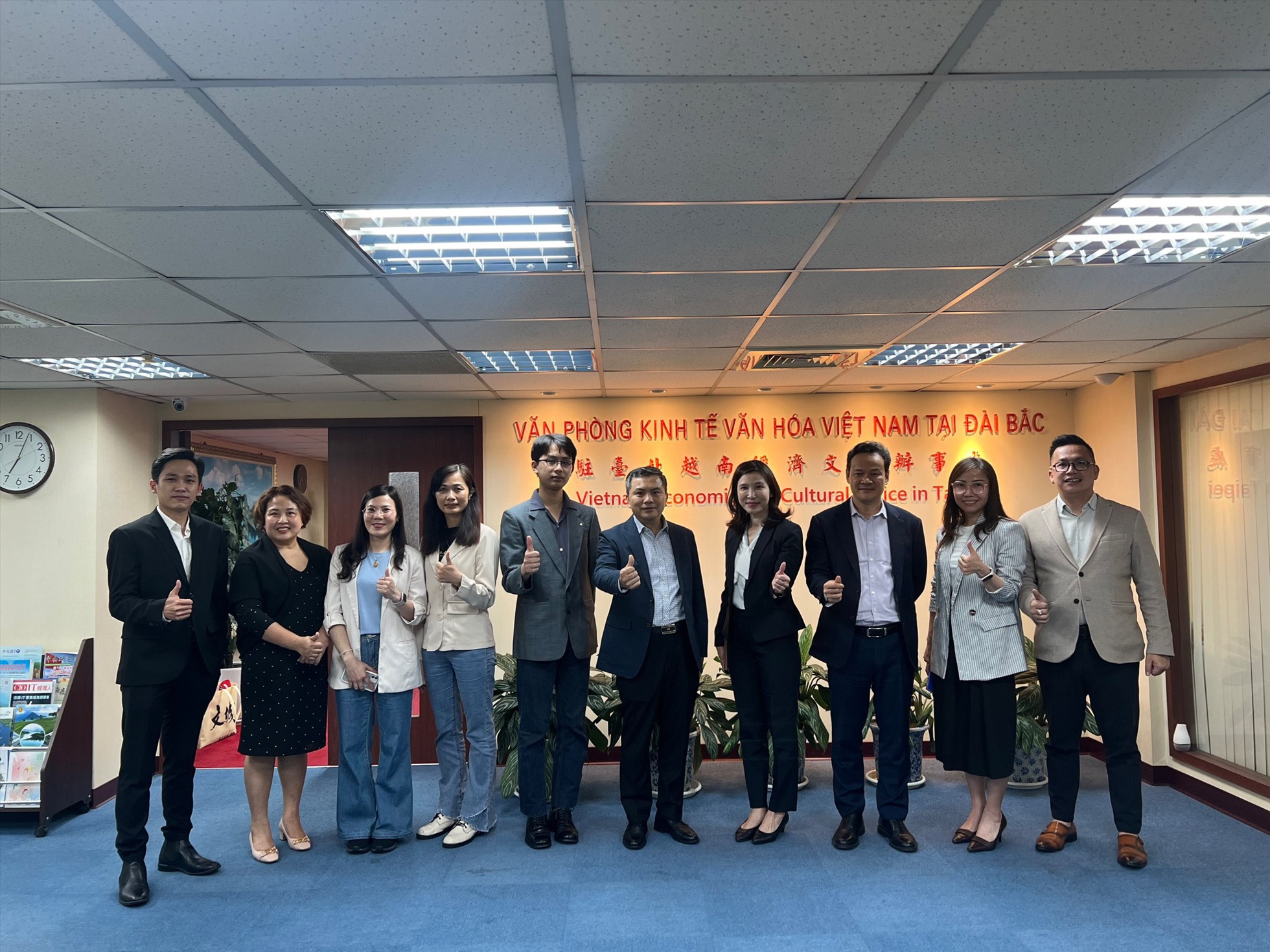 Đoàn công tác chụp ảnh lưu niệm với Hội tri thức Việt và Doanh nhân Việt - Đài. Ảnh: BNG