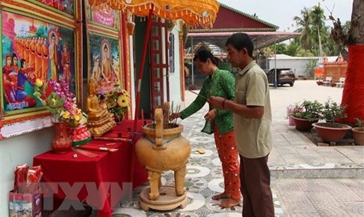 Người dân Khmer ở xã Vị Bình, tỉnh Hậu Giang, đến chùa Ratana Paphia Vararam thực hiện nghi lễ đón Tết Chol Chnam Thmay. Ảnh: TTXVN