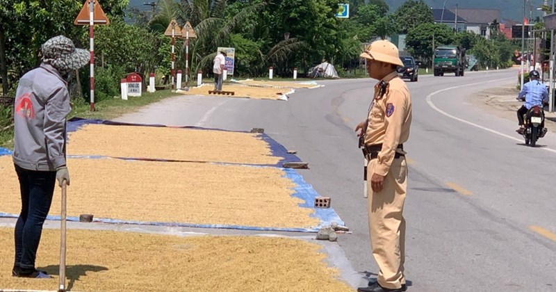 Phơi lúa và rơm rạ trên đường sẽ bị xử phạt đến 400.000 đồng