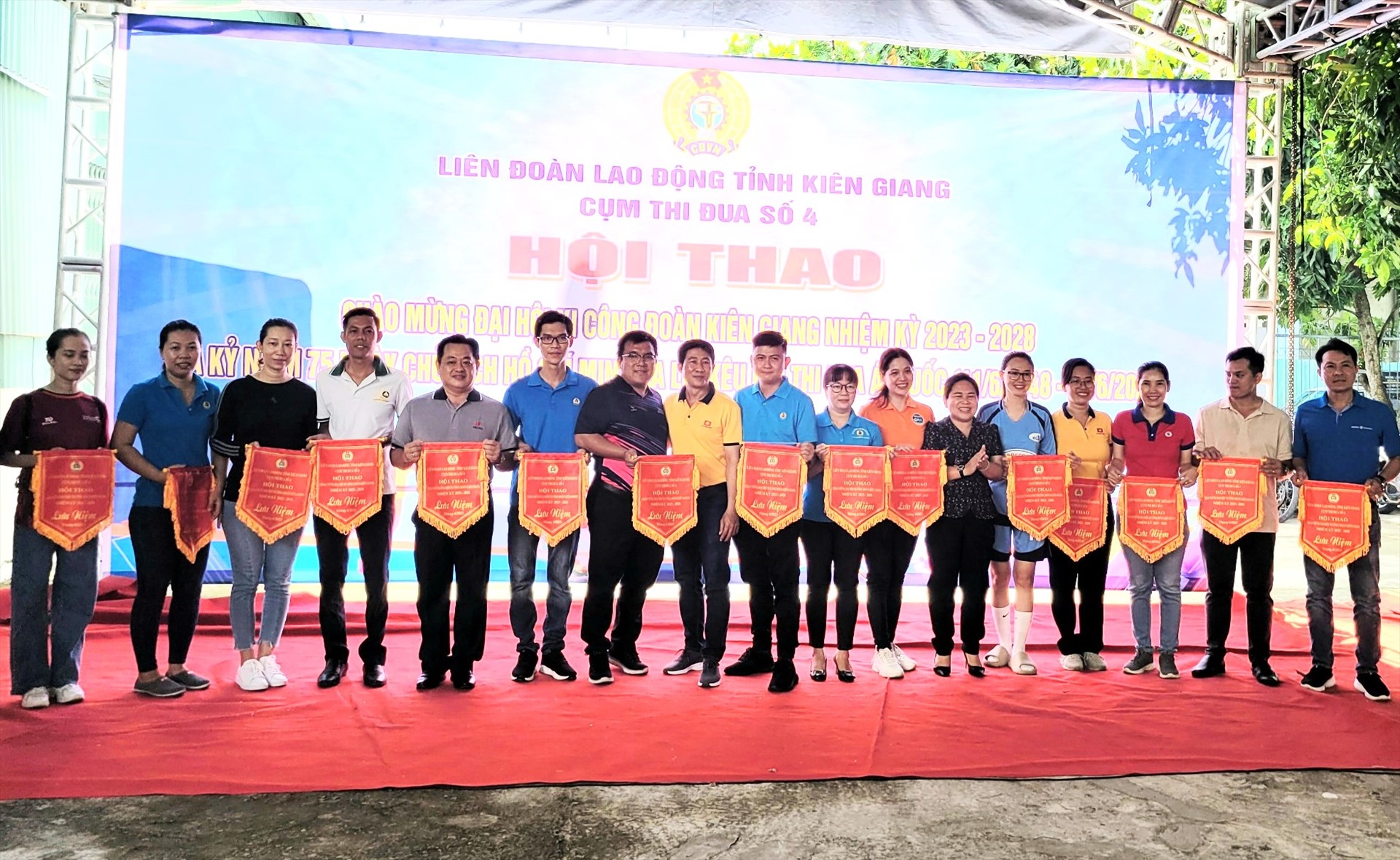 Chủ tịch LĐLĐ tỉnh Kiên Giang Trương Thanh Thúy trao cờ lưu niệm cho các đội tham gia hội thao. Ảnh: Mỹ Linh