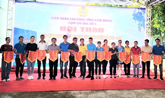 Chủ tịch LĐLĐ tỉnh Kiên Giang Trương Thanh Thúy trao cờ lưu niệm cho các đội tham gia hội thao. Ảnh: Mỹ Linh
