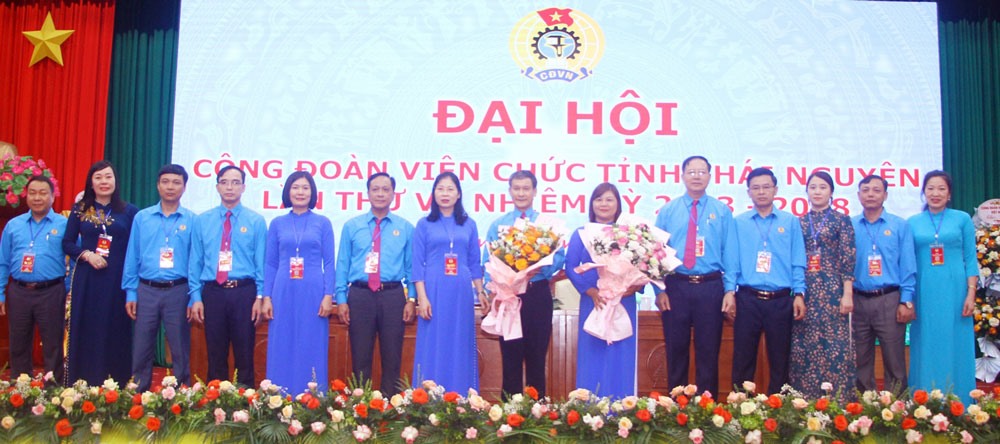 Ông Nguyễn Duy Tuấn (ôm hoa giữa) tái cử Chủ tịch CĐVC tỉnh Thái Nguyên. Ảnh: CĐVC Thái Nguyên