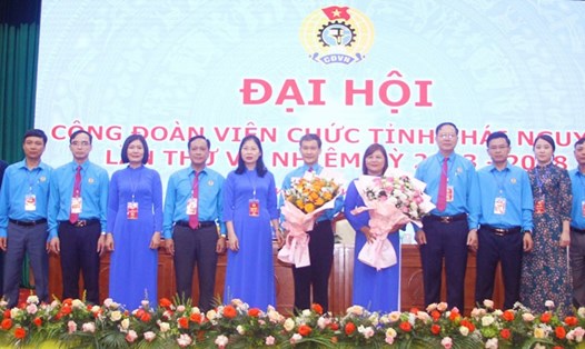 Ông Nguyễn Duy Tuấn (ôm hoa giữa) tái cử Chủ tịch CĐVC tỉnh Thái Nguyên. Ảnh: CĐVC Thái Nguyên