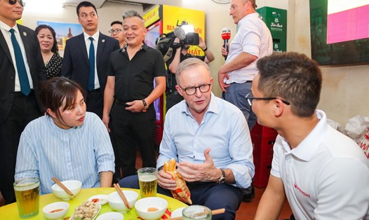 Thủ tướng Australia ăn bánh mì và uống bia ở Hà Nội. Ảnh: Hải Nguyễn