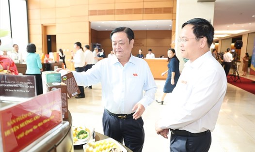 Ông Nguyễn Tiến Đạt báo cáo với Bộ trưởng Bộ Nông nghiệp và Phát triển Nông thôn về sản phẩm đặc sản cà phê Mường Ảng. Ảnh: Tuấn Nguyễn