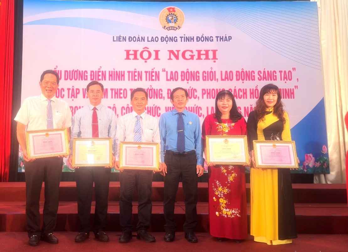 Ông Trần Hoàng Vũ - Chủ tịch LĐLĐ tỉnh Đồng Tháp trao bằng khen cho các tập thể và cá nhân điển hình tiên tiến ngành giáo dục. Ảnh: Phan Khuyên