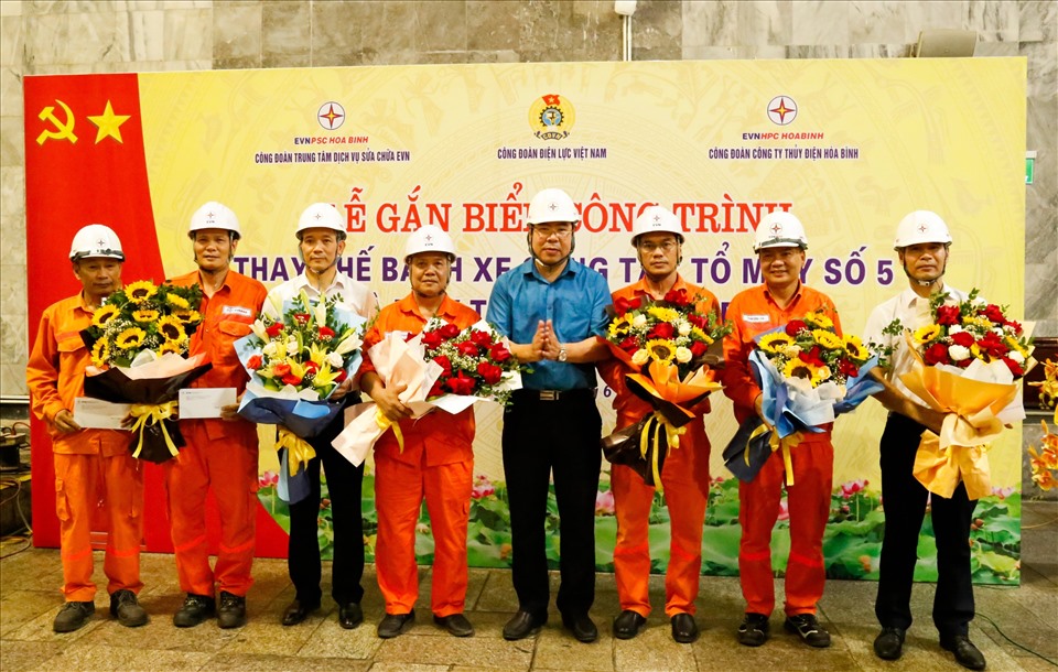 Ông Đỗ Đức Hùng – Chủ tịch Công đoàn Điện lực Việt Nam động viên người lao động và các đơn vị đã có nhiều cố gắng trong việc lắp đặt thay bánh xe công tác tổ máy số 5 (H5) – Nhà máy Thủy điện Hòa Bình. Ảnh: Công đoàn ĐLVN