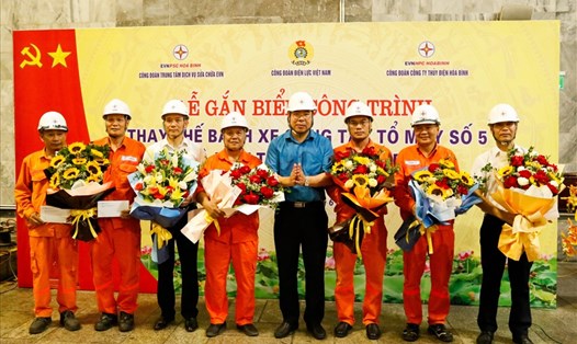 Ông Đỗ Đức Hùng – Chủ tịch Công đoàn Điện lực Việt Nam động viên người lao động và các đơn vị đã có nhiều cố gắng trong việc lắp đặt thay bánh xe công tác tổ máy số 5 (H5) – Nhà máy Thủy điện Hòa Bình. Ảnh: Công đoàn ĐLVN