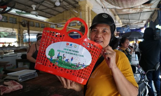 Người dân hưởng ứng hoạt động phát làn đi chợ để giảm thiểu túi nilon trong sinh hoạt hàng ngày. Ảnh: Minh Huyền