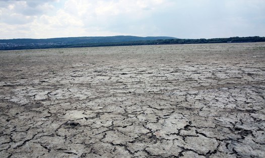 Lòng sông Danube khô cạn ở Romania năm 2022. Ảnh: Xinhua