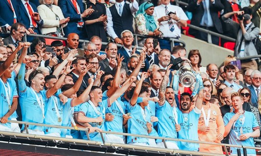 Các cầu thủ Man City nâng cao chức vô địch FA Cup.  Ảnh: MCFC