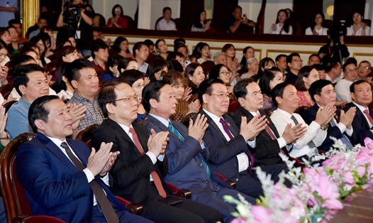 Chủ tịch Quốc hội Vương Đình Huệ (thứ 4 từ trái sang) cùng lãnh đạo Quốc hội, Chính phủ... tham dự chương trình. Ảnh: VPQH