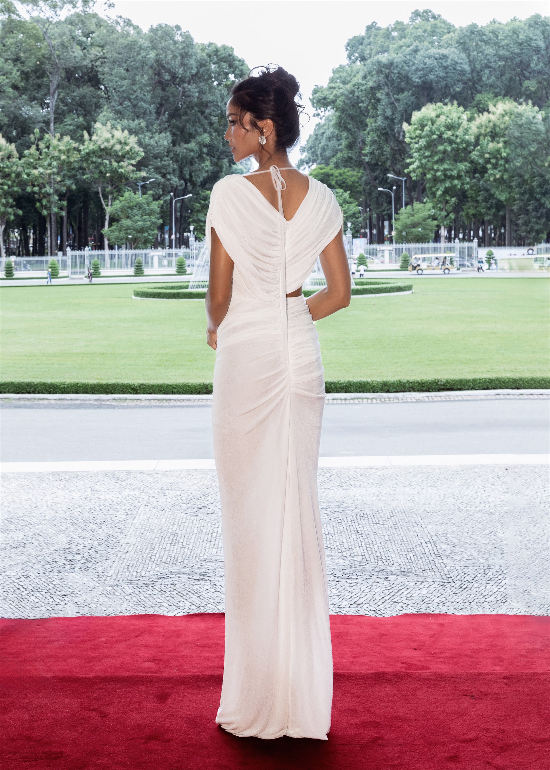 Trong một lần tham dự thảm đỏ, hoa hậu H'Hen Niê chuộng sắc trắng để phù hợp với tính chất của sự kiện. Ảnh: NSCC.