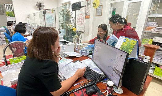 Người lao động Công ty Haporsimex tới BHXH huyện Gia Lâm (Hà Nội) để làm thủ tục chốt sổ BHXH. Ảnh: Hà Anh