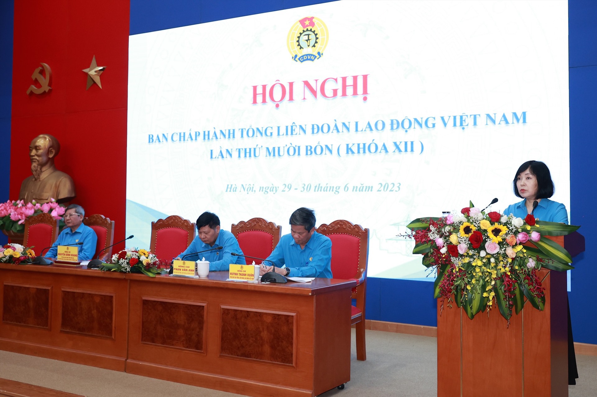 Chủ tịch Liên đoàn Lao động tỉnh Bắc Ninh Nguyễn Thị Vân Hà trình bày tham luận tại hội nghị. Ảnh: Hải Nguyễn 